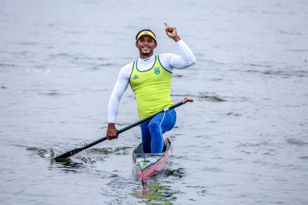 Isaquias Queiroz garante vaga na final da canoagem no Pan 