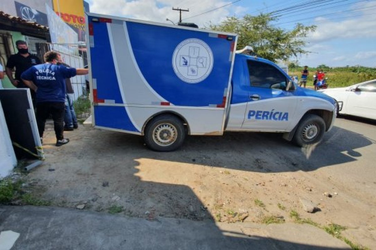 Mecânico é morto com cerca de 60 tiros dentro de uma oficina em Feira de Santana