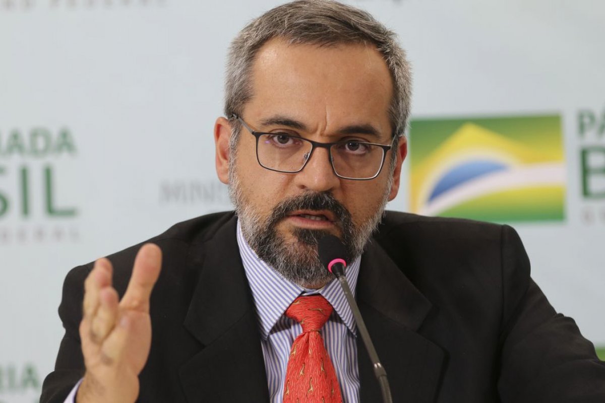 Aras envia investigação contra Weintraub por uso de passaporte diplomático à Justiça Federal 