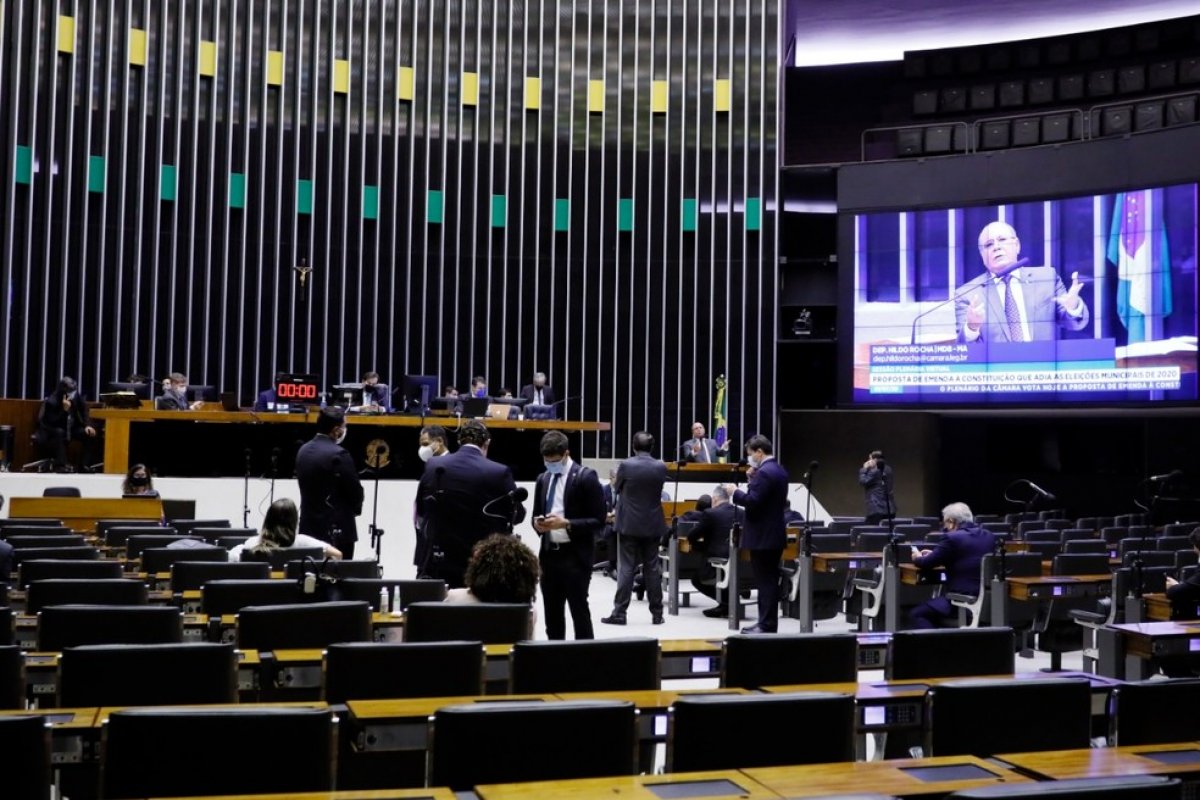 Bolsonaro promove mudança de vice-líderes do governo na Câmara 