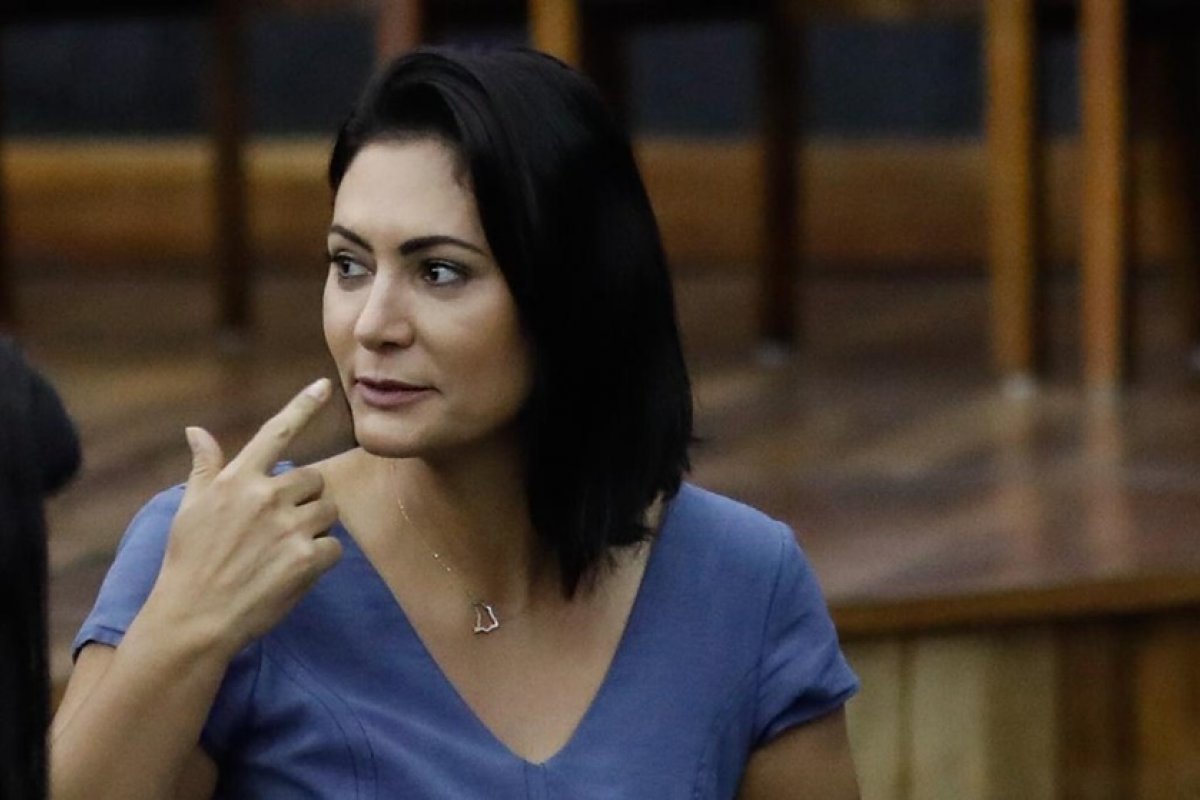 Primeira dama Michelle Bolsonaro passa por cirurgia no nariz em Brasília