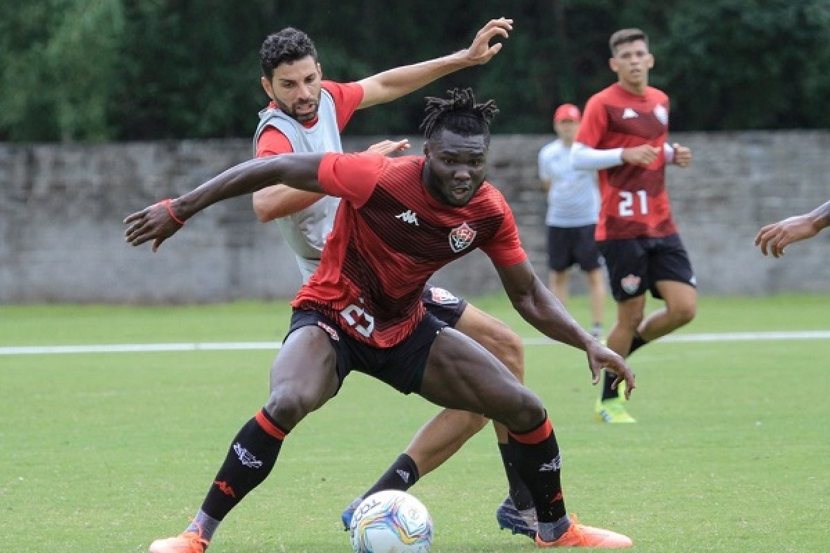Elenco do Vitória embarca para confronto contra Operário