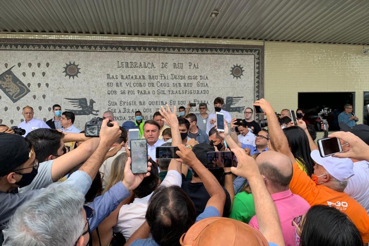 Bolsonaro é recebido por multidão ao chegar em aeroporto de Campina Grande, na Paraíba