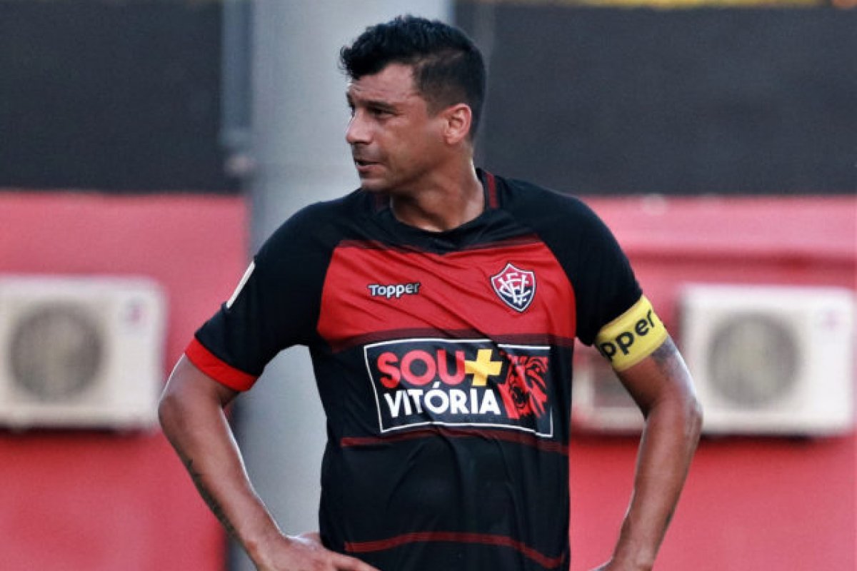 Vitória anuncia rescisão do contrato de Neto Baiano