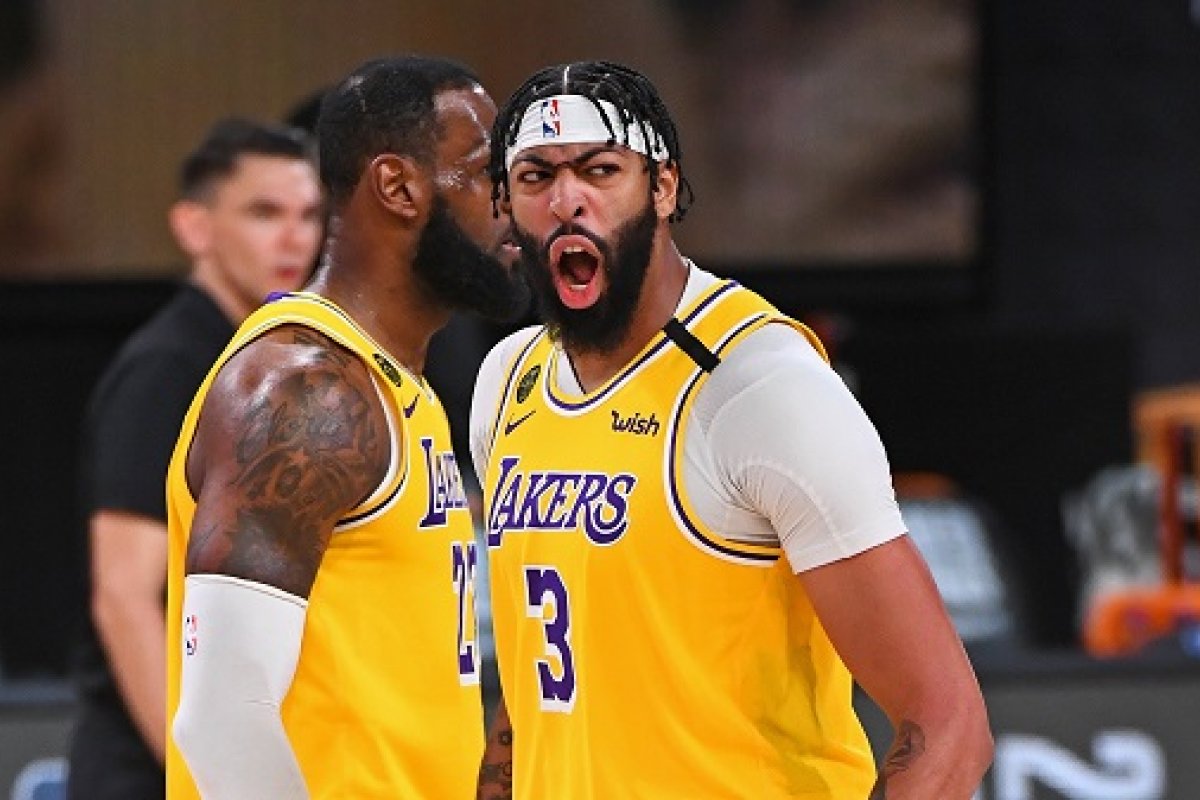 Com tranquilidade, Lakers vence Miami Heat na primeira partida das finais da NBA
