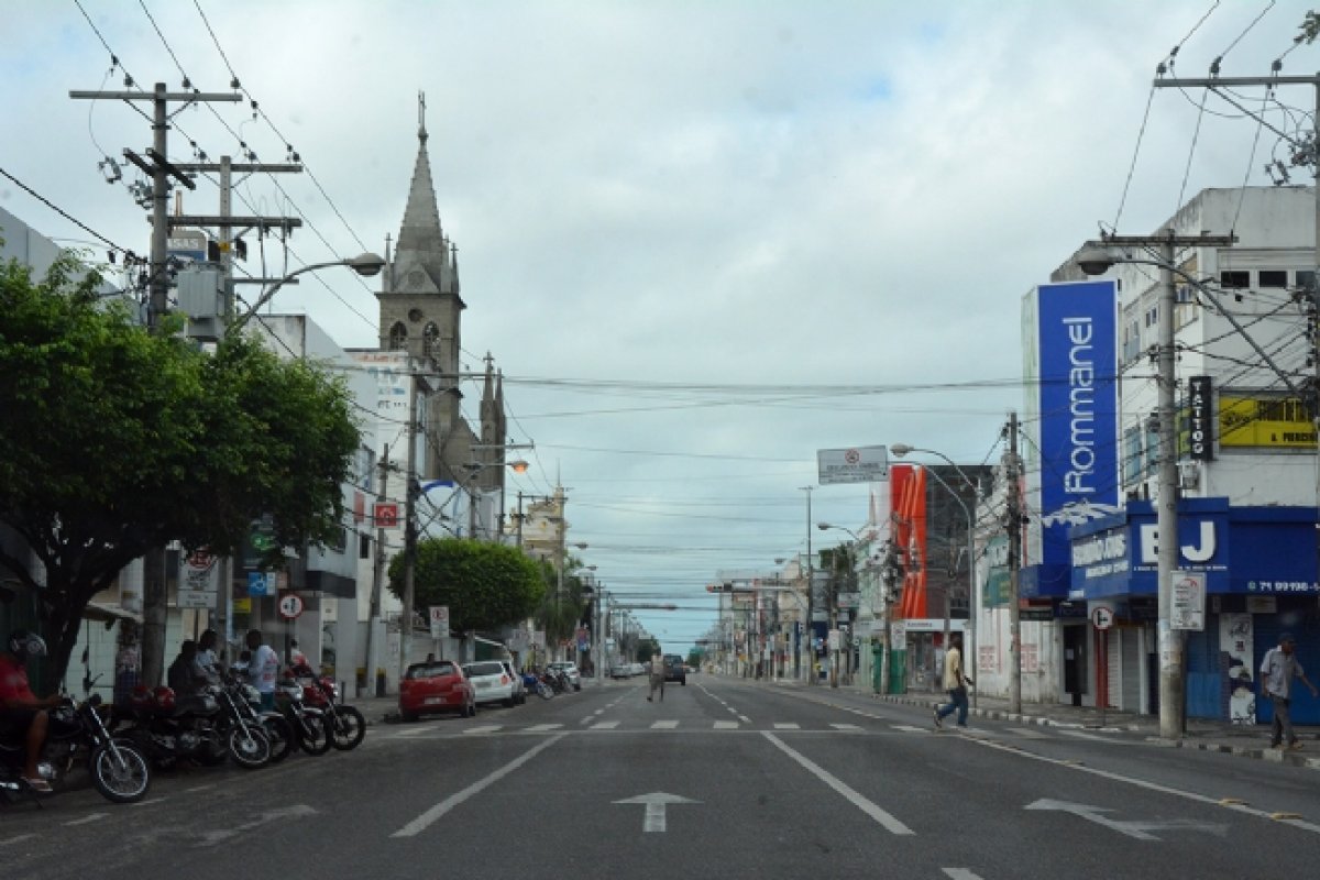 Dono de mercado é morto a tiros na frente do estabelecimento em Feira de Santana