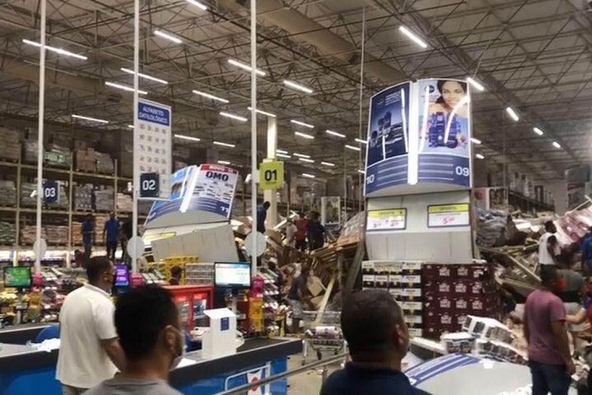 Vídeo: Prateleiras de supermercado despencam e deixam feridos