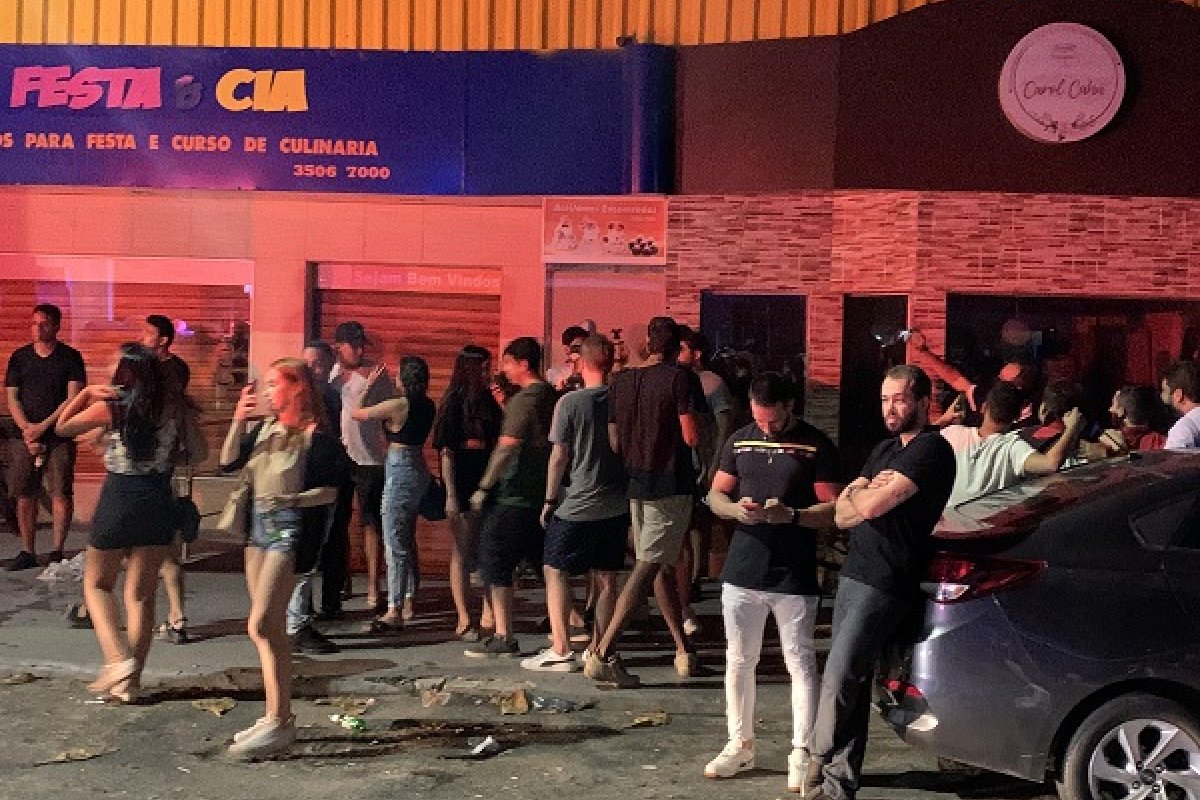 Bares na Pituba são interditados por provocar aglomeração nas ruas