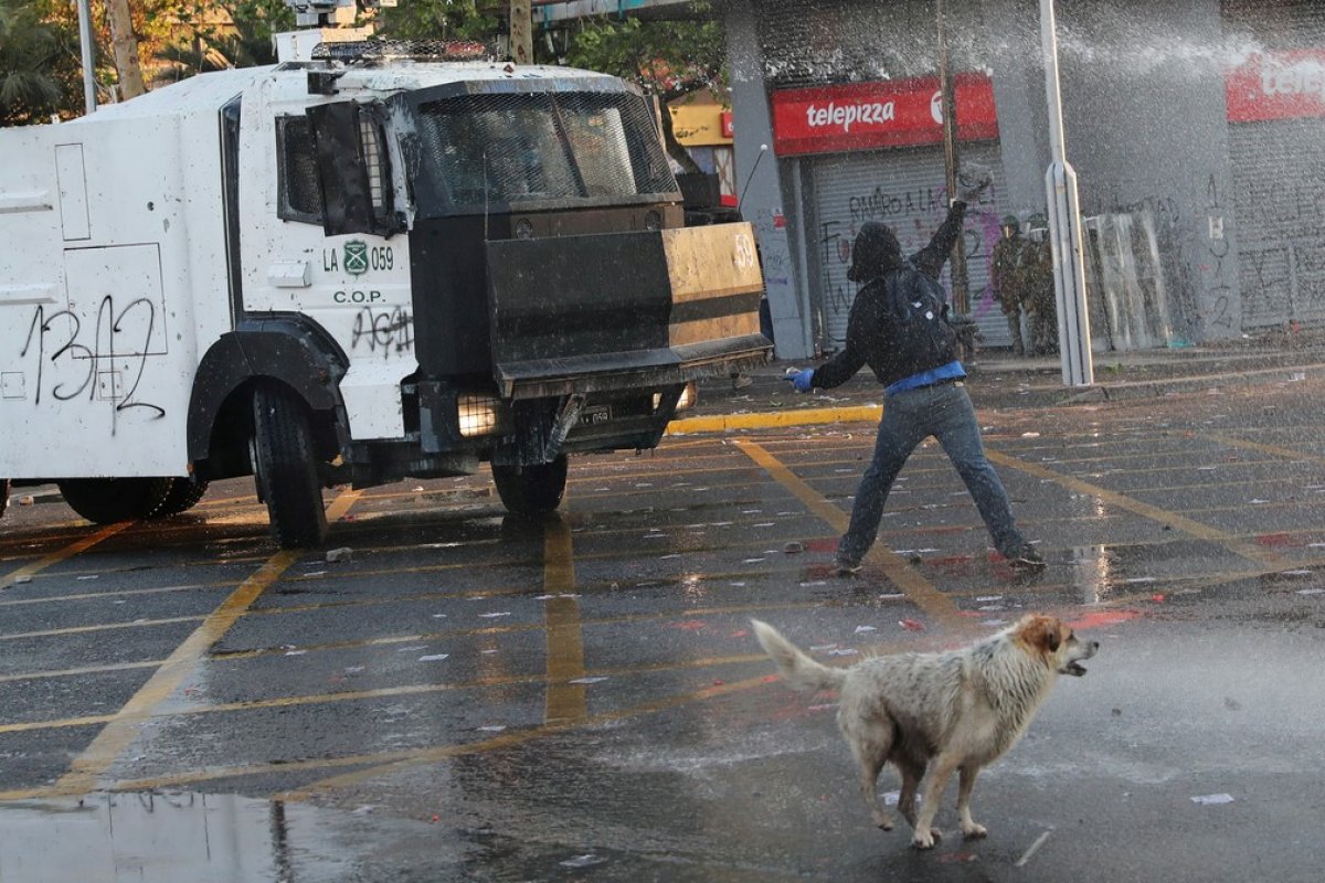 Adolescente é jogado de ponte por um policial durante protesto no Chile 
