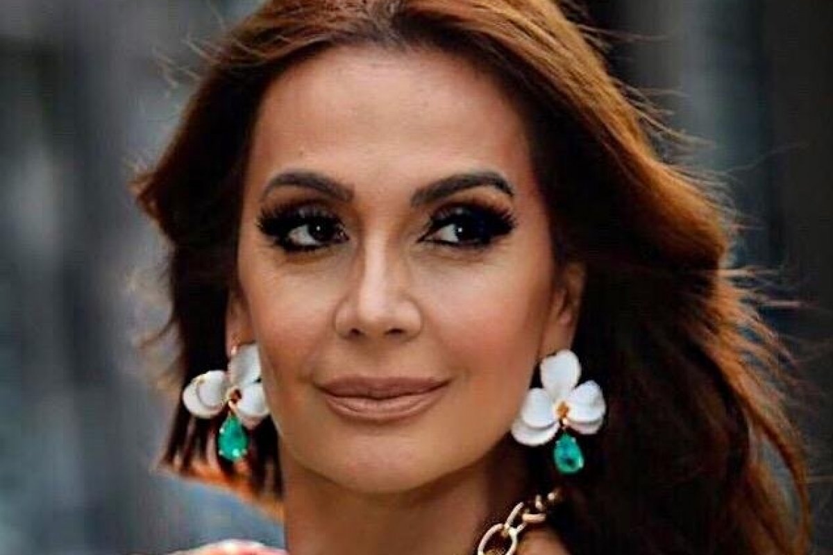 Claudia Métne  realiza ensaio com a coleção Preview Summer 2021 da Parresh