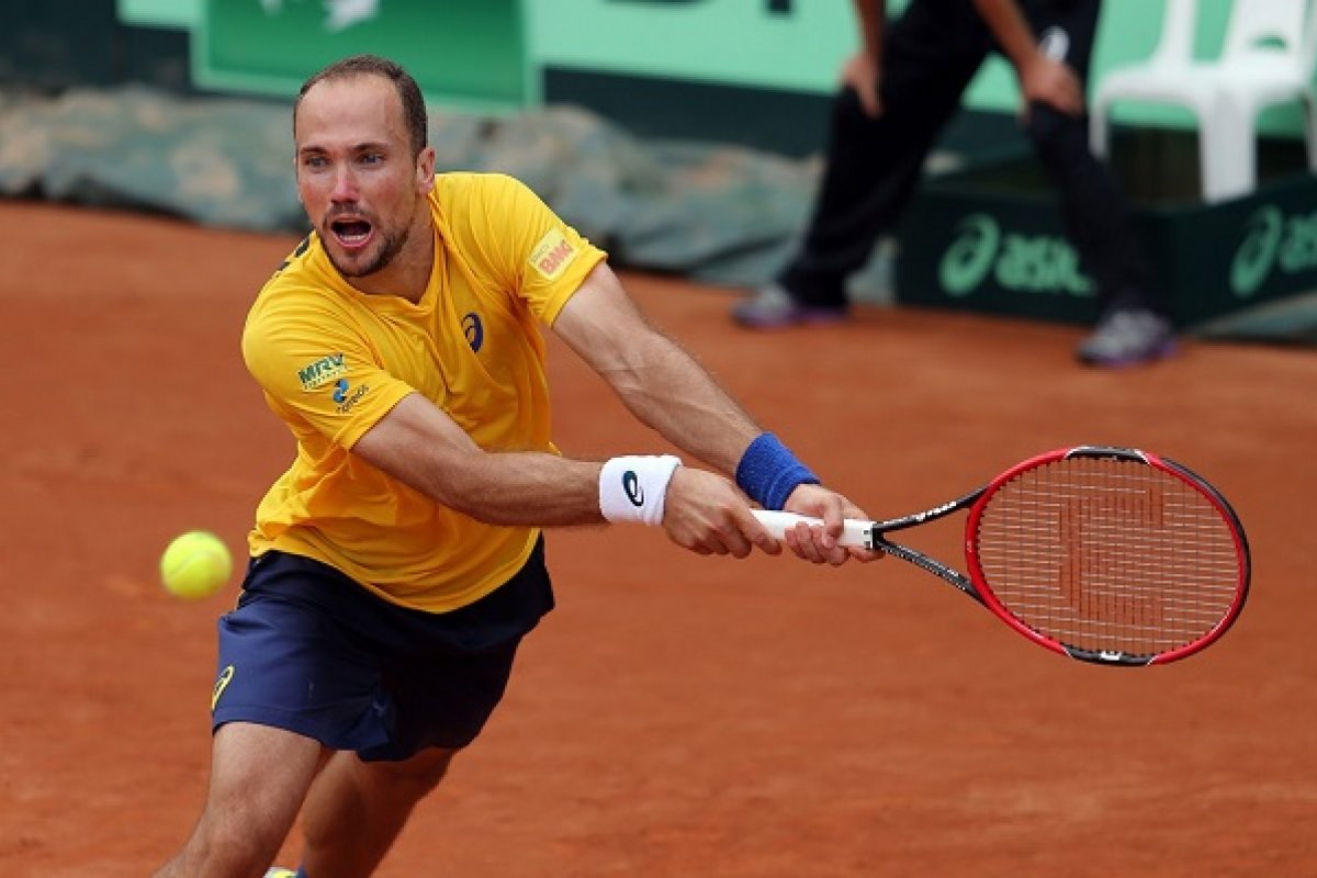 Brasileiro vence de virada e avança à semifinal de Roland Garros