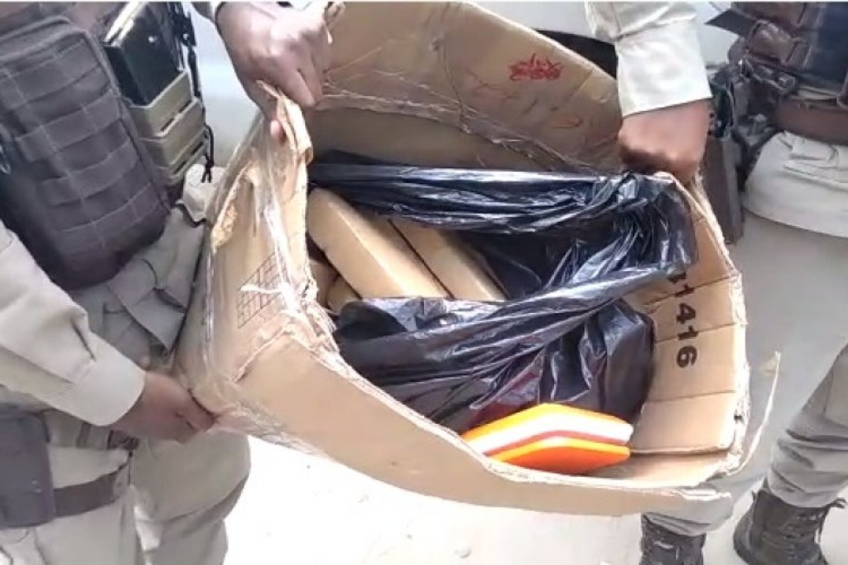 Vídeo: Homem é preso com 20 tabletes de maconha em carro de aplicativo na Bahia