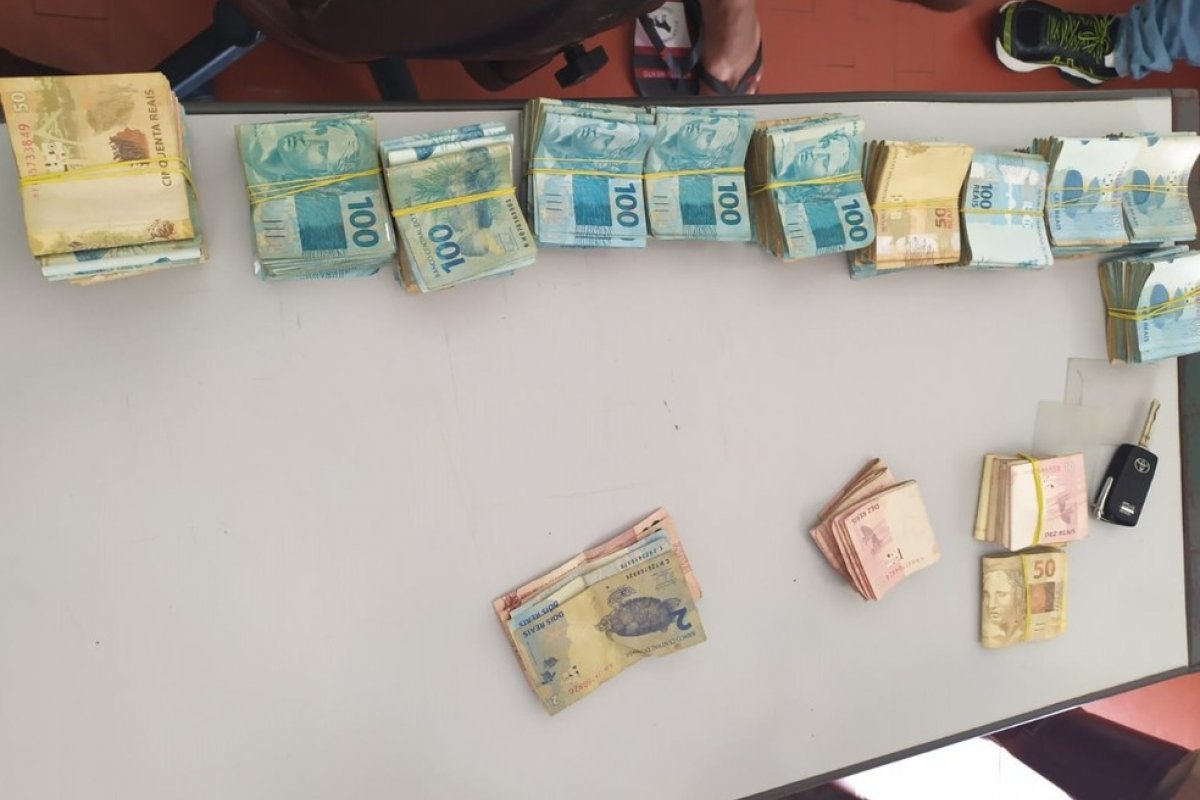 Dupla é presa com mais de R$ 110 mil em espécie em rodovia na Bahia