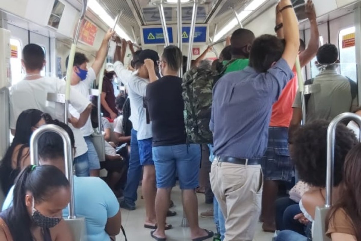 Mais uma vez, aglomeração de pessoas é registrada em metrô de Salvador