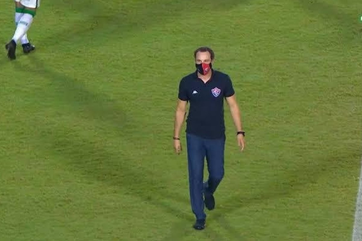Bruno Pivetti é demitido do Vitória 