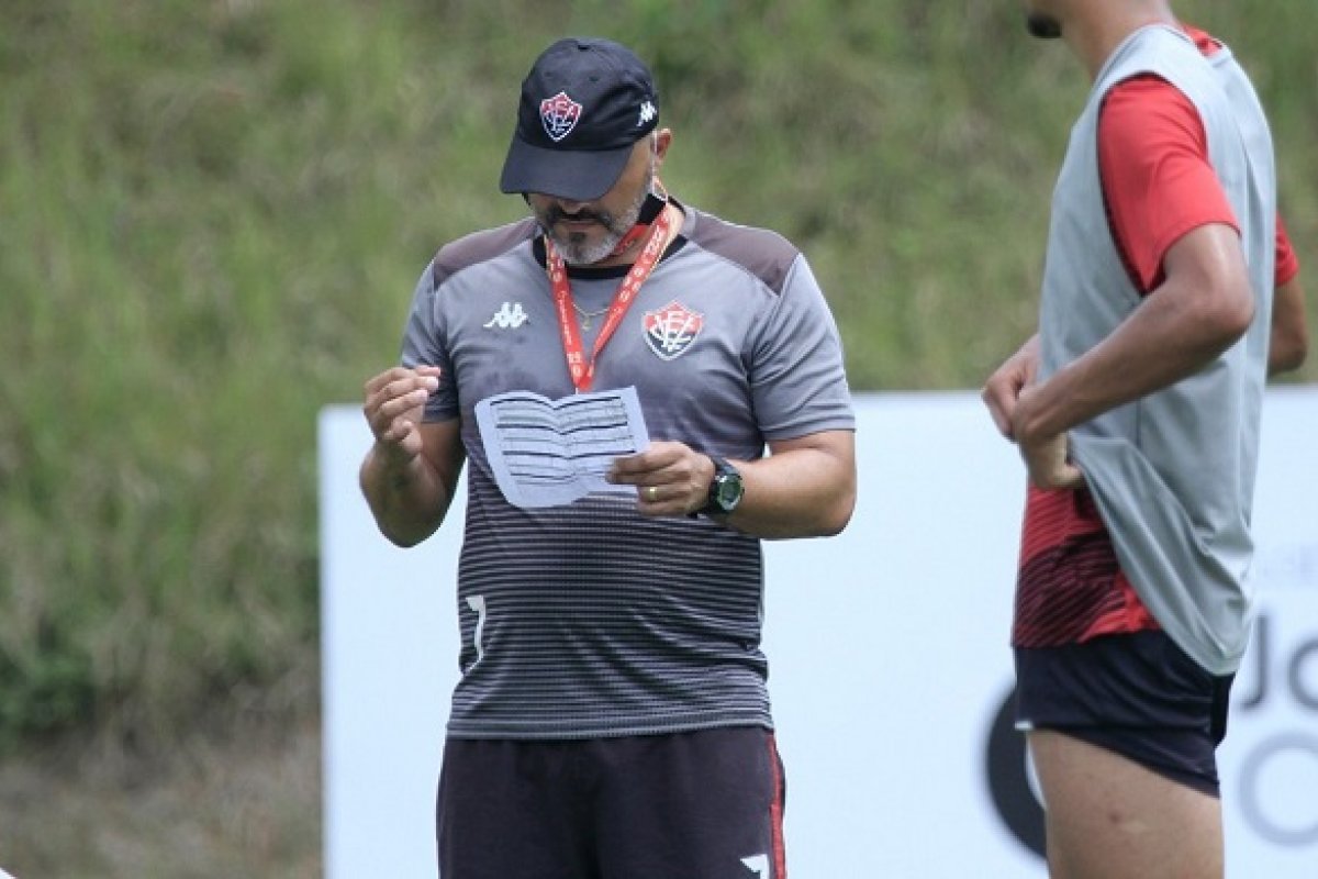 Com demissão de Pivetti, Flávio Tanajura assume treinos do Vitória 