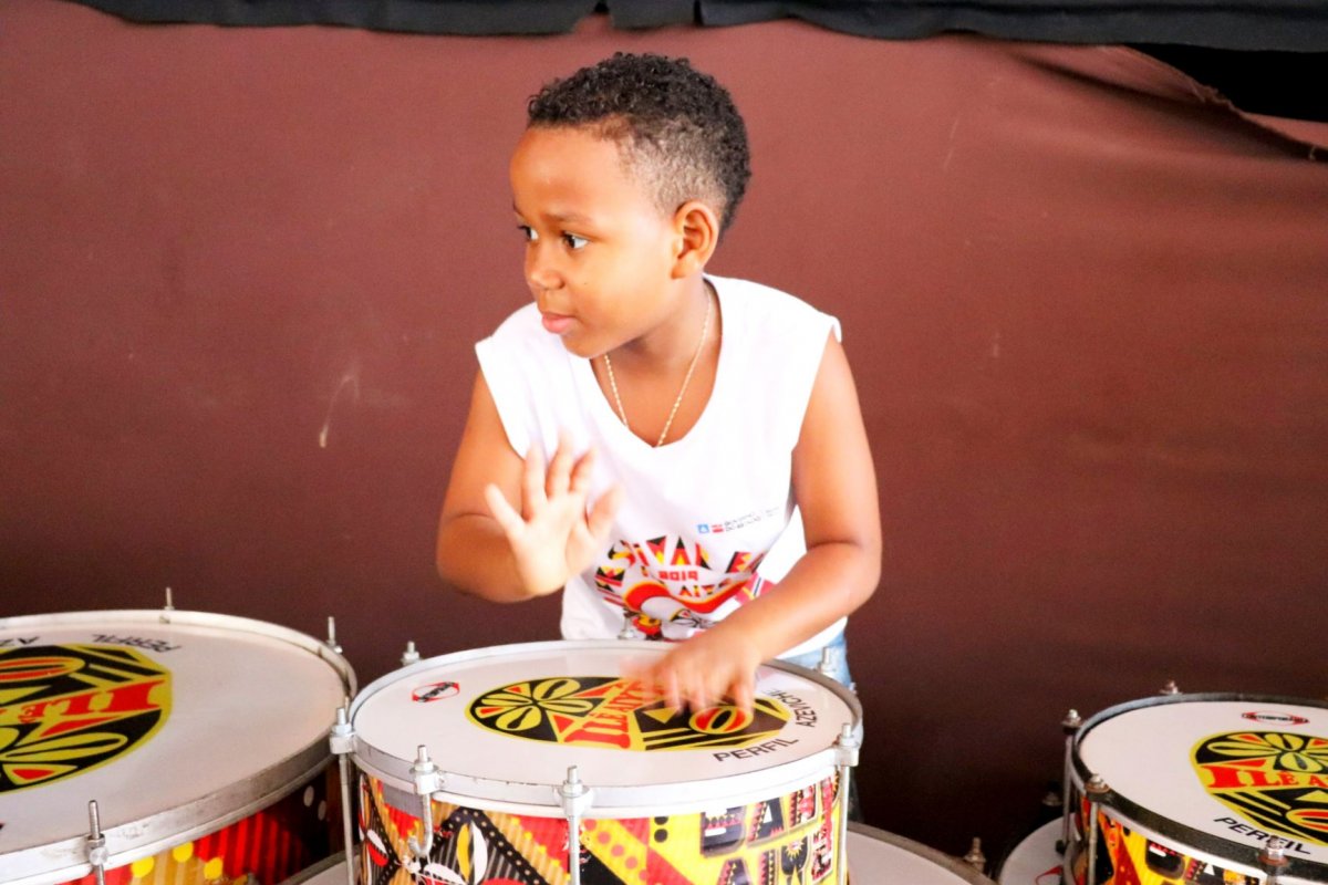 Neste sábado (10), Ilê Aiyê realiza oficina online de percussão para crianças   