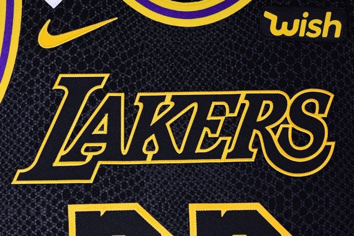 NBA: Lakers trocam uniforme roxo pelo preto em homenagem a Kobe Bryant