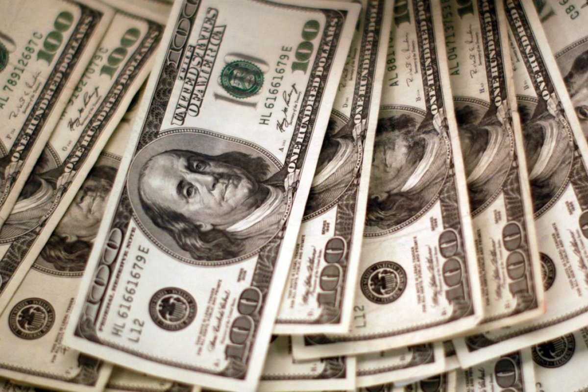 Dólar tem primeira queda semanal em um mês