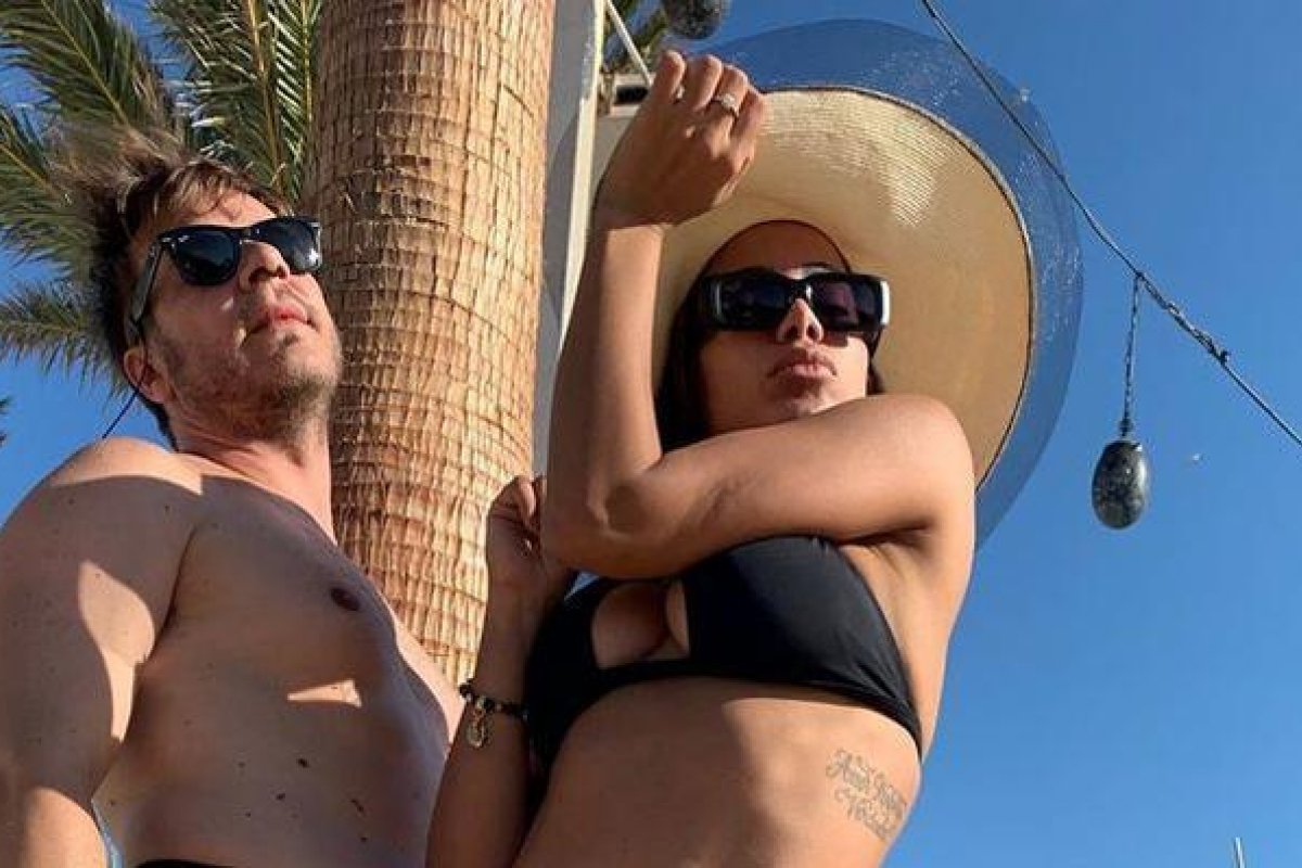 Anitta começa a semana fervendo em Ibiza