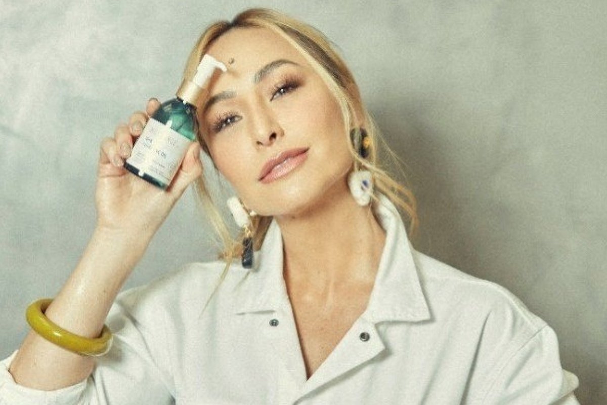 Marca americana de beleza lança plataforma educativa e nomeia Sabrina Sato como embaixadora