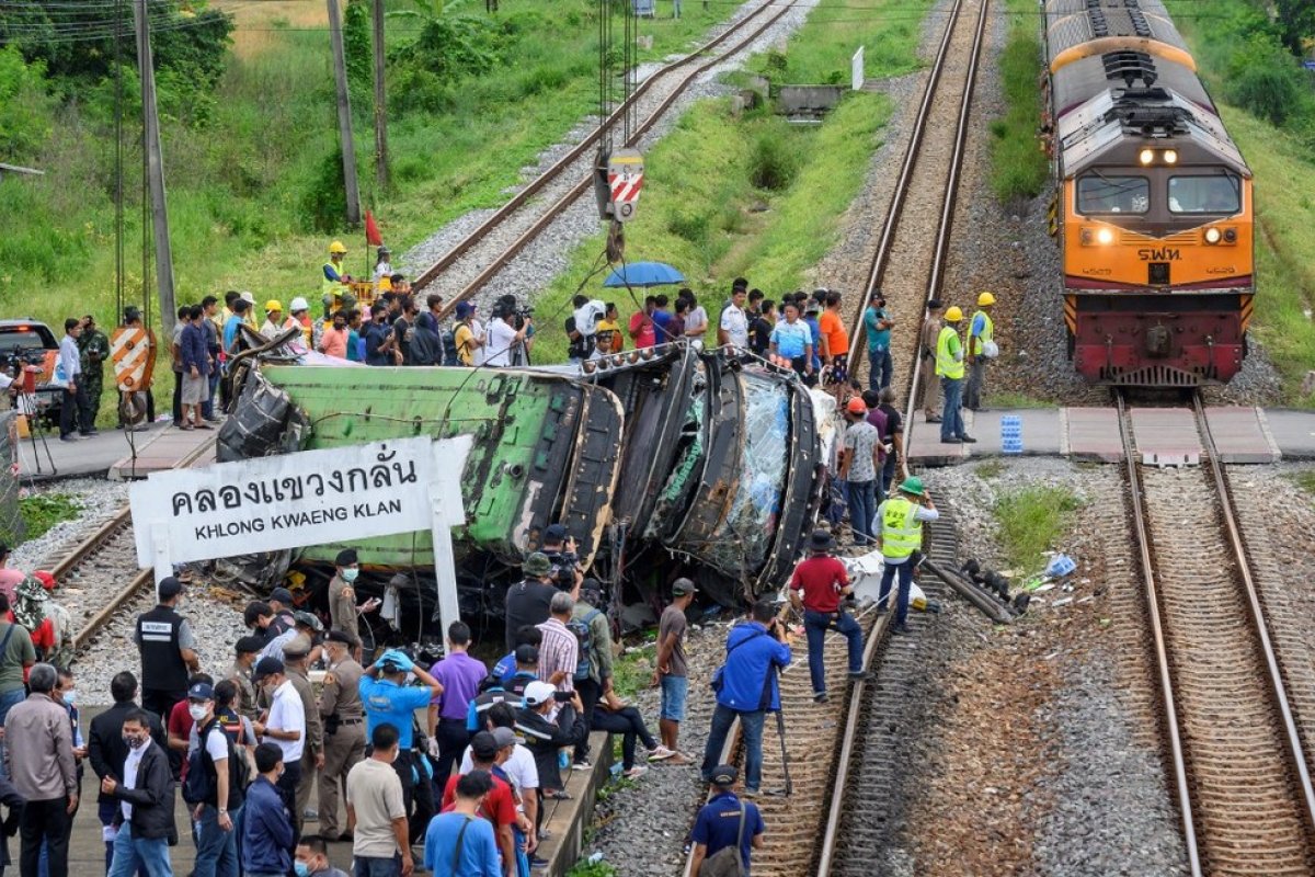 Trem atinge ônibus na Tailândia e deixa ao menos 20 mortos e 30 feridos 