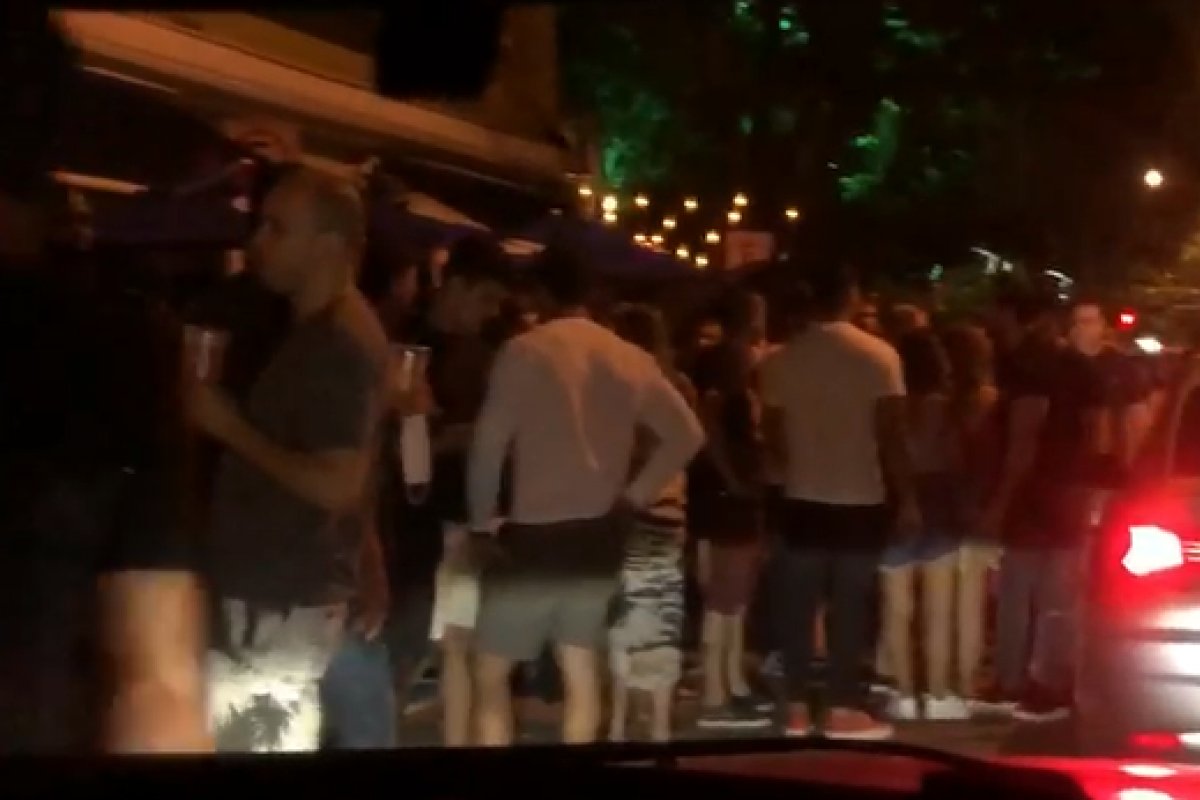 Vídeo: "Muita hipocrisia não voltar as aulas", diz homem em aglomeração no Leblon