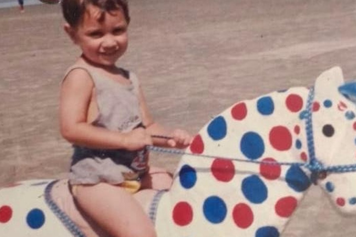  "Sou gay desde criança, eu sempre soube" declara ator da Netflix, sobre sexualidade e importância do apoio da família 