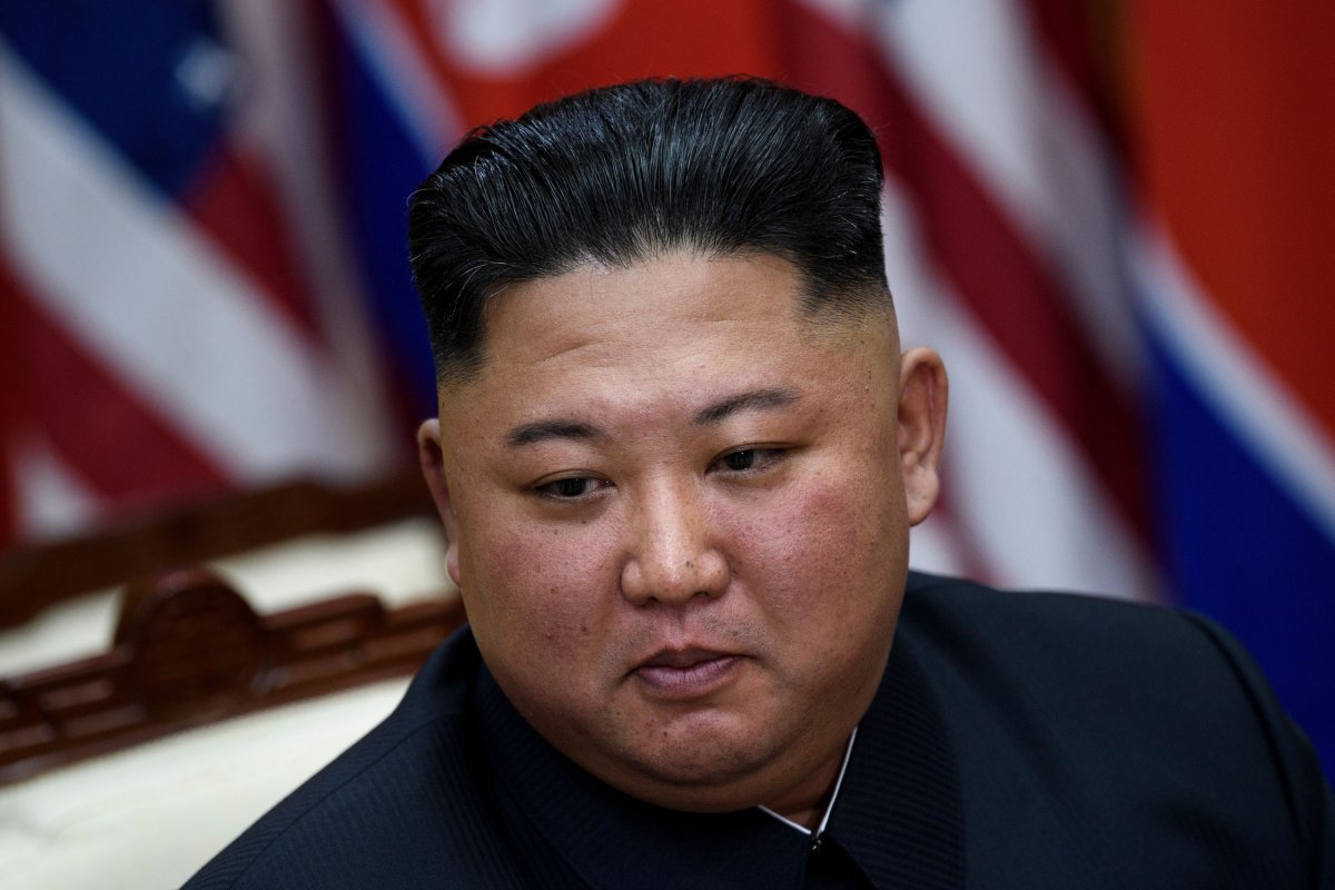 Kim Jong-un se emociona durante discurso e pede desculpas ao povo da Coreia do Norte