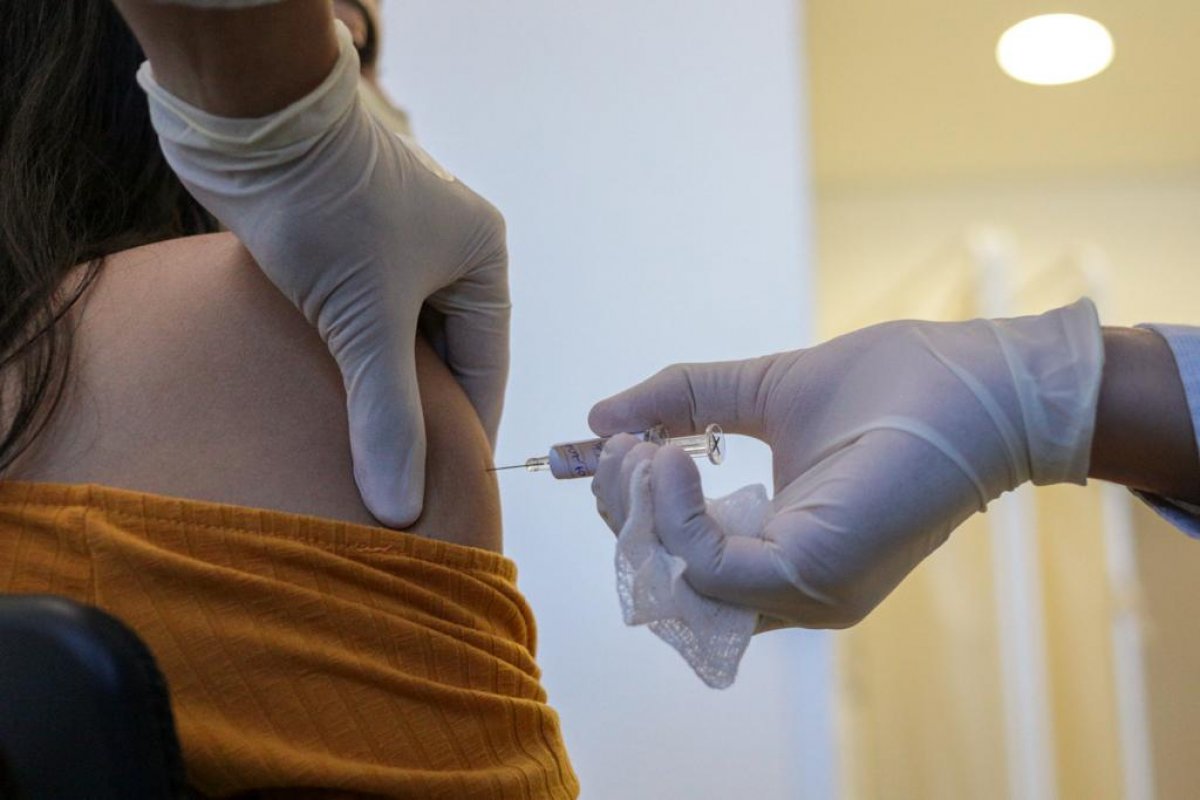 Testes com vacina de Covid-19 da Johnson & Johnson's são pausados após participante apresentar doença