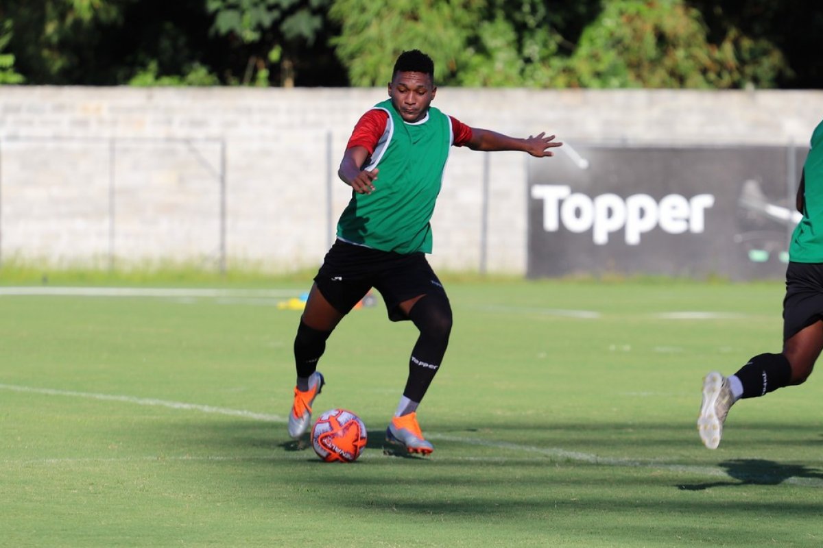 Podendo deixar a zona, Vitória enfrenta um Figueirense em crise 