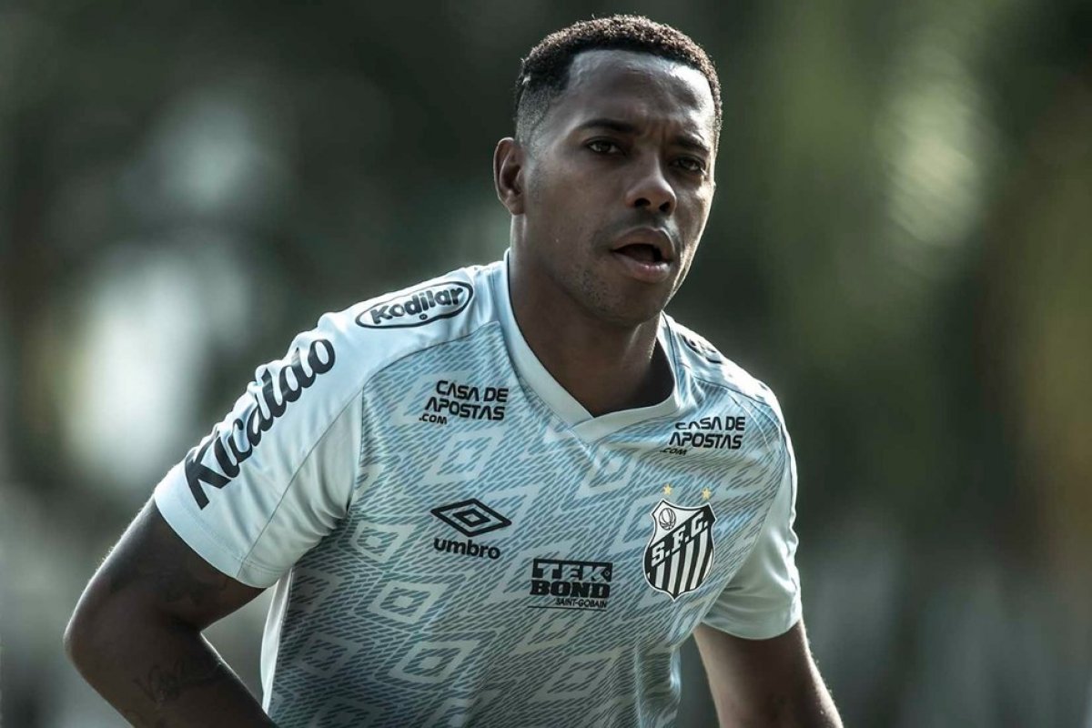 Patrocinadora rompe contrato com o Santos após acerto com Robinho