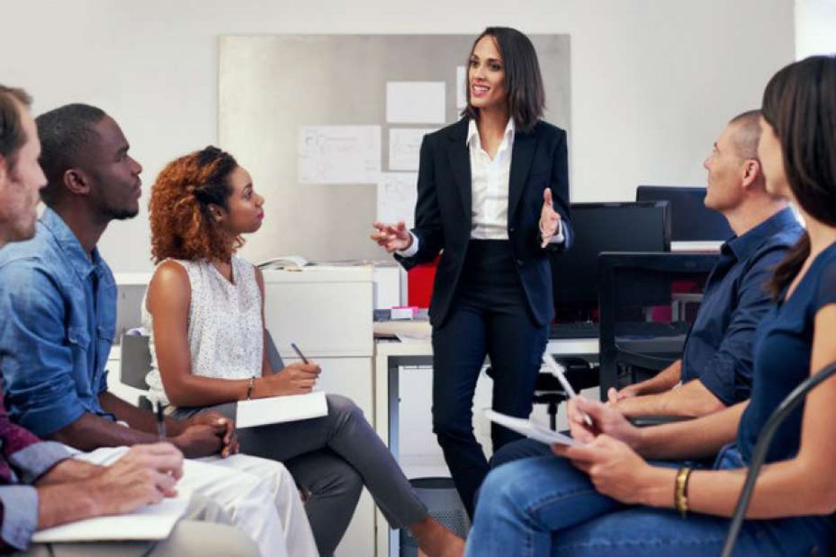 Pesquisa aponta que mulheres em cargos de liderança ganham, em média, 23% a menos que homens