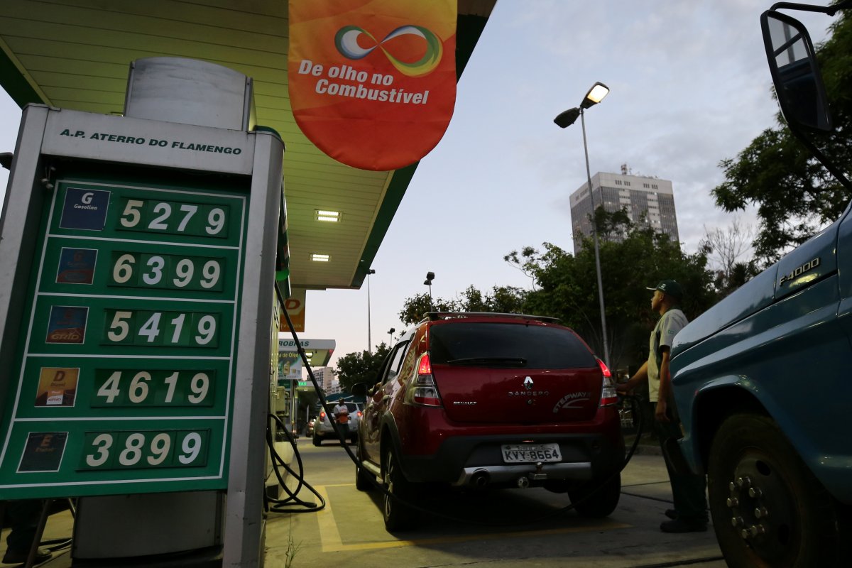 Petrobras reduz preço da gasolina em 4% a partir desta sexta