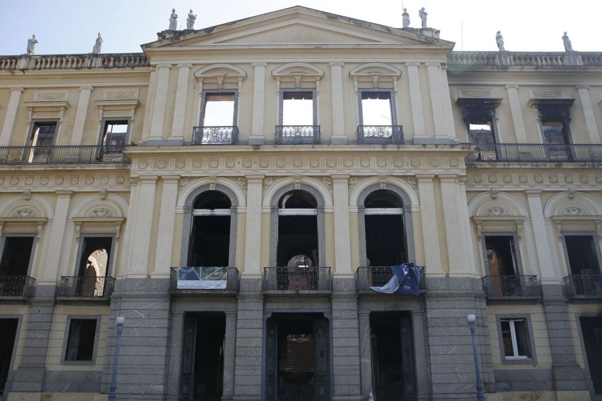 Ministro da Educação se compromete a ajudar o Museu Nacional