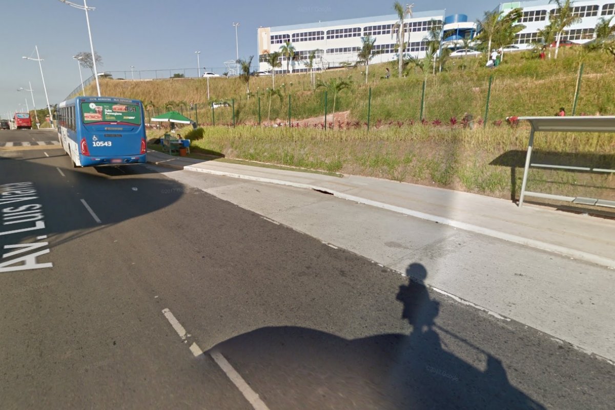 Condutor de caminhão atropela e deixa vítima ferida na Avenida Paralela, nesta terça (30)