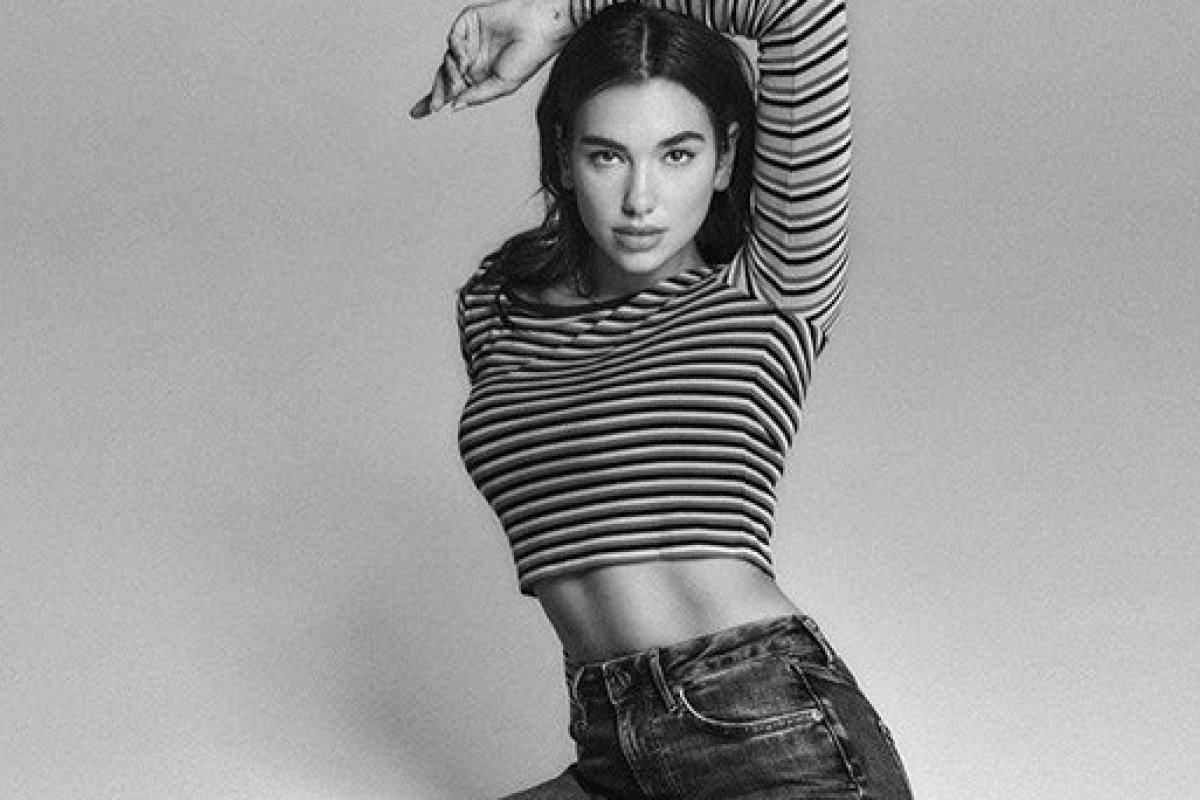 Dua Lipa lança linha de jeans inspirada em diferentes décadas para o outono/inverno 2020  