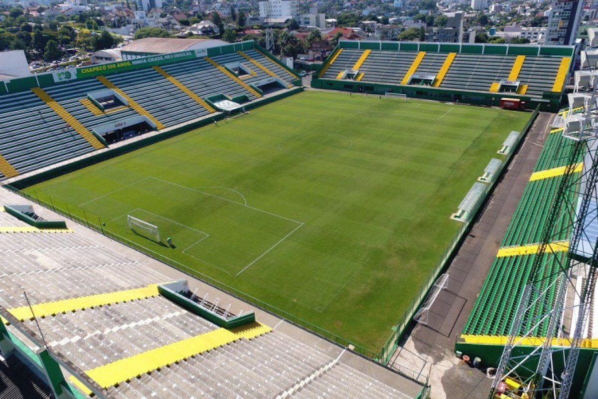 Vitória joga bem na segunda etapa e arranca empate com Chapecoense fora de casa 