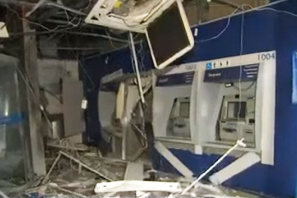 Grupo criminoso explode caixas eletrônicos e agência bancária fica destruída em Salvador 