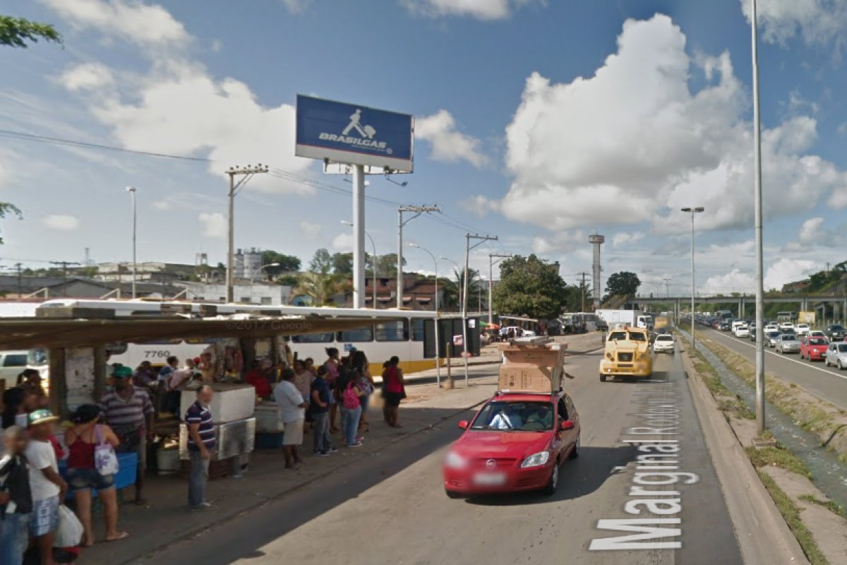 Engavetamento entre quatro carros na Br 324 deixa o trânsito lento