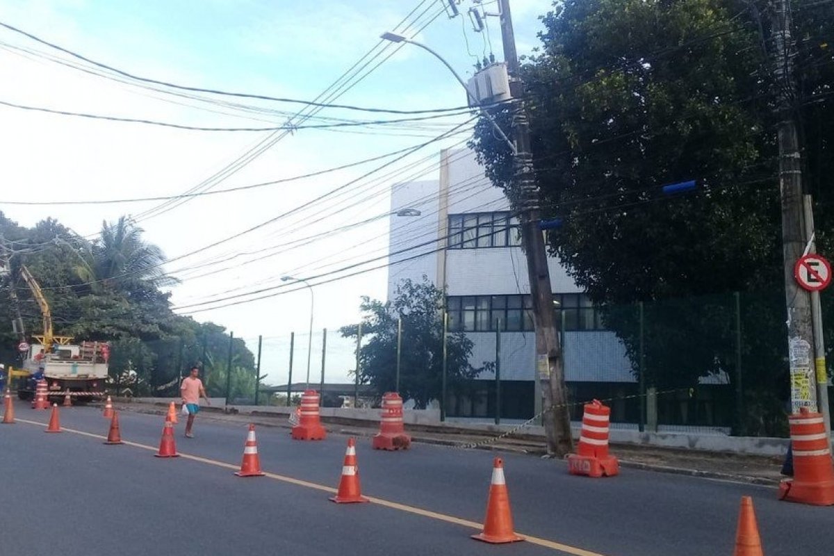Poste fica pendurado após ser atingido por carro em Sussuarana