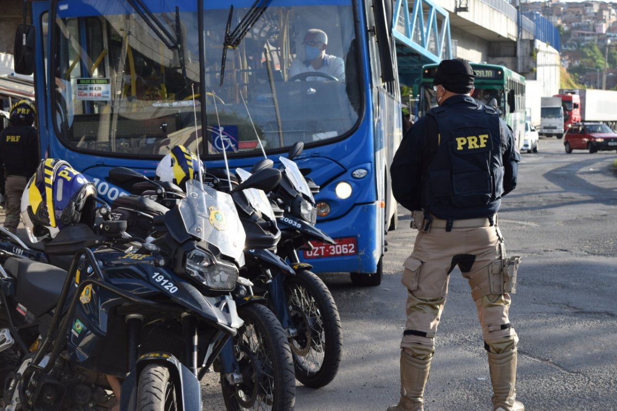 Ação conjunta da PRF-BA e PM intensifica fiscalização contra assalto a ônibus na RMS