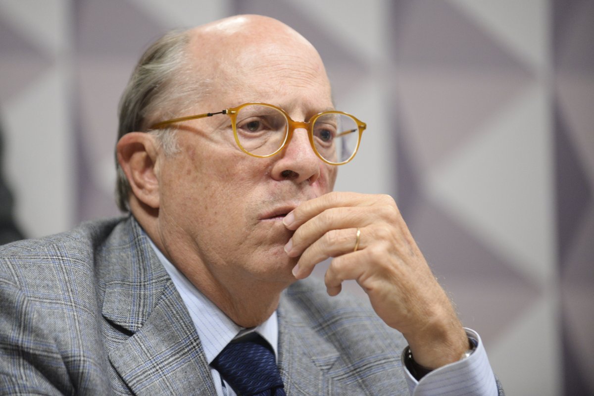 "Crime de responsabilidade", afirma Miguel Reale Jr sobre polêmica da vacina envolvendo Bolsonaro 