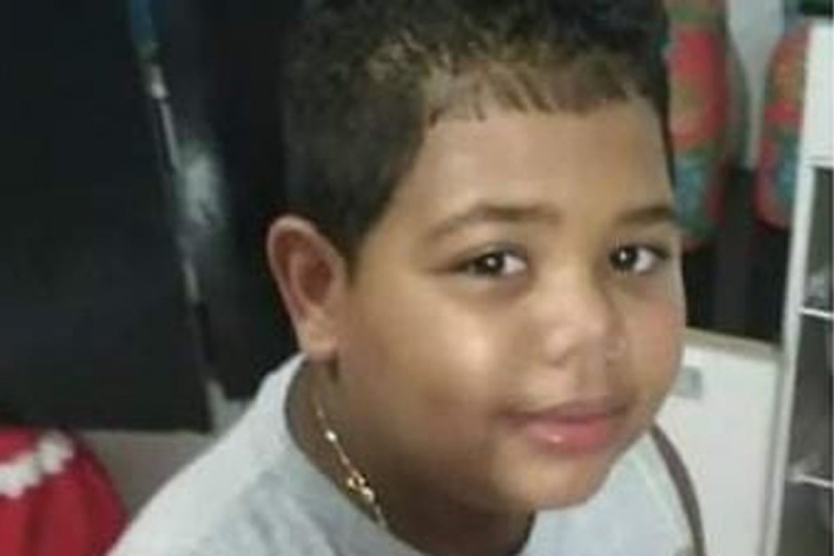 Corpo de criança morta com golpes de foice durante assalto é enterrado