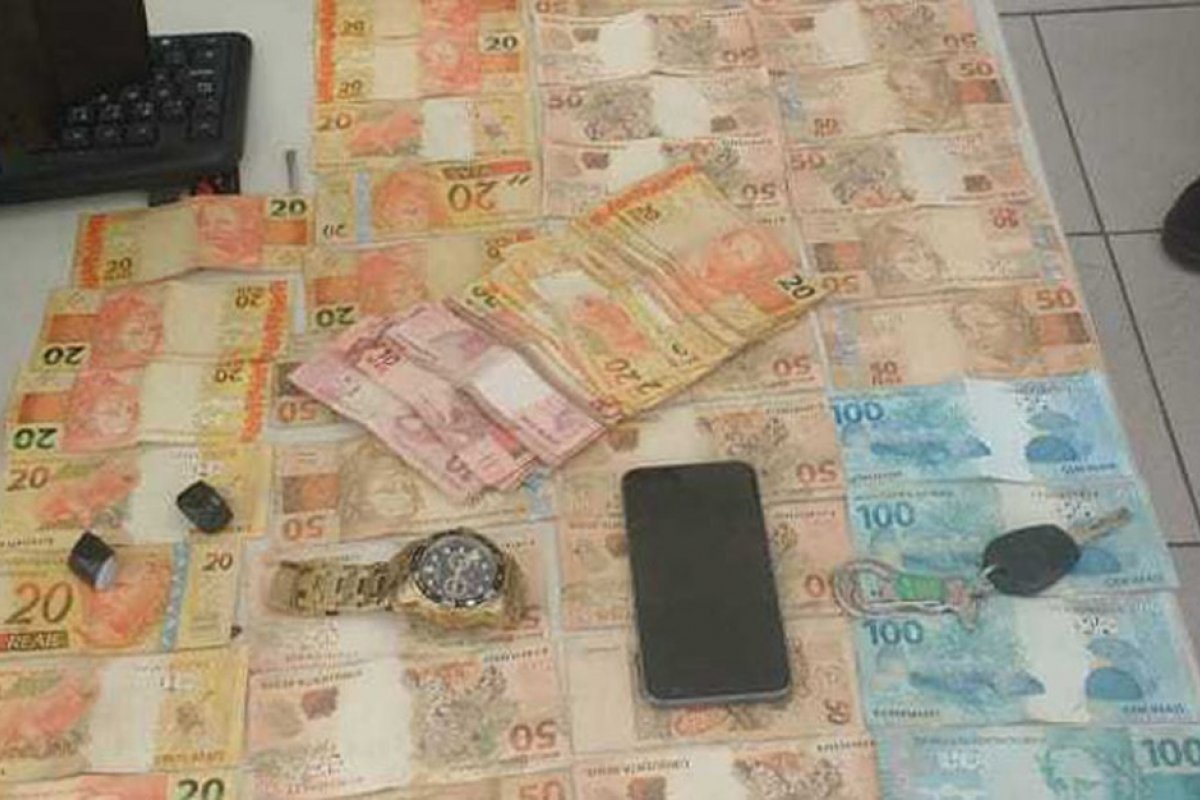 Homens são presos com R$ 80 mil em Porto Seguro, na Bahia