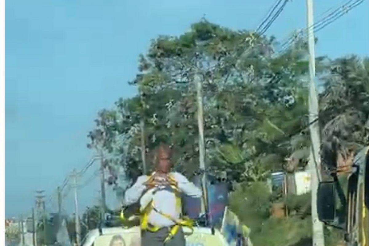 Vídeo: Pastor Isidório faz propaganda política em pé na parte externa de veículo 