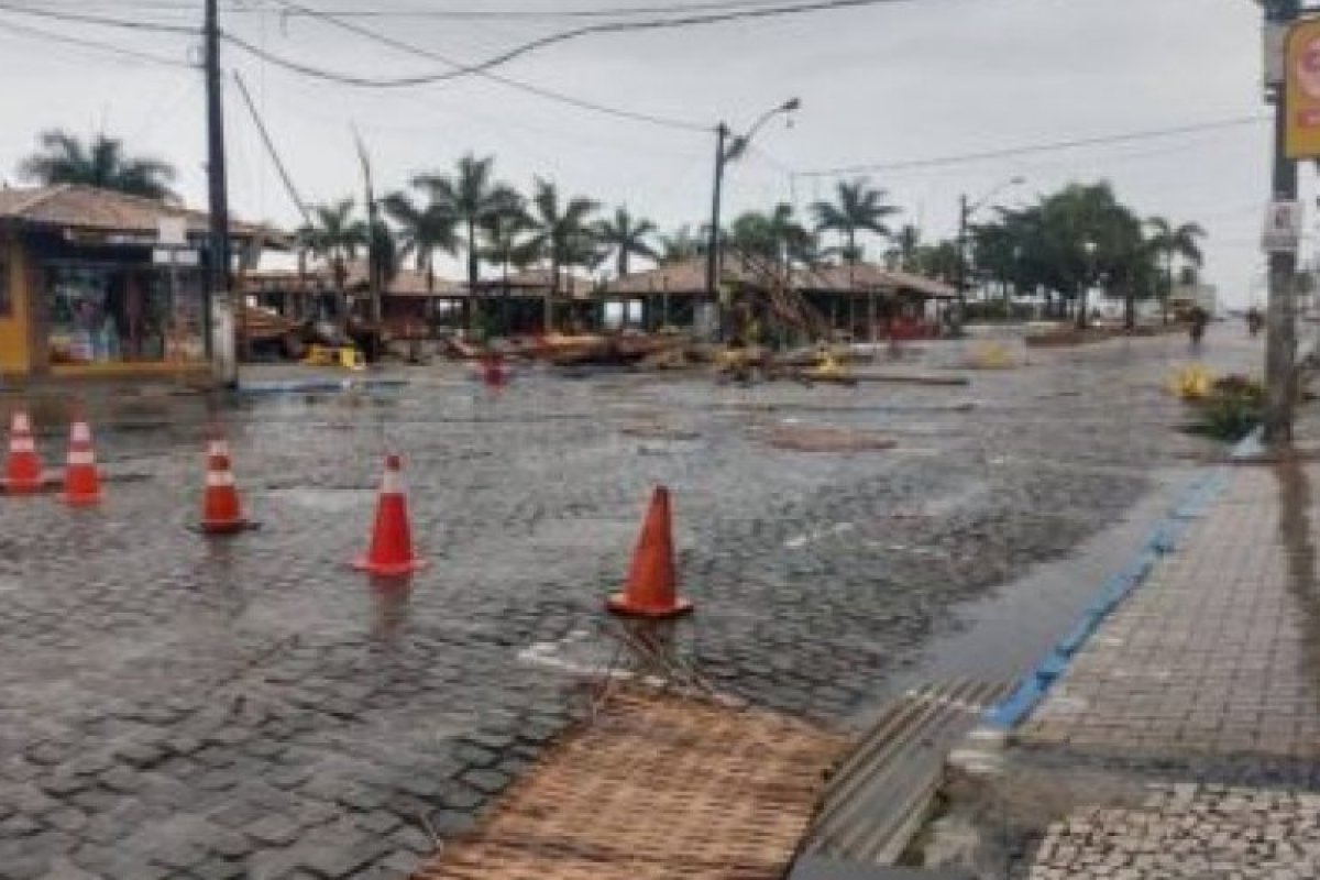 Ciclone tropical destrói quiosques em Porto Seguro e deixa ruas alagadas