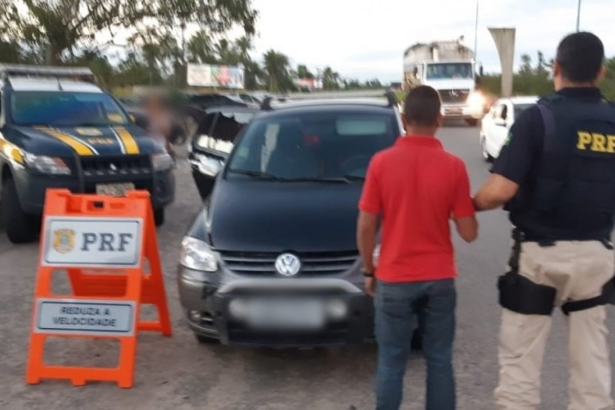 Carro roubado em Simões Filho é recuperado na BR 101 