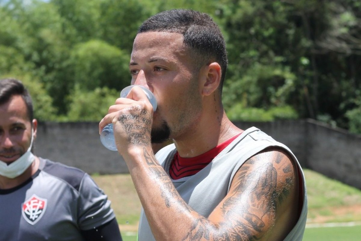 Jogadores do Vitória se reapresentam para iniciar a preparação para enfrentar o Botafogo-SP