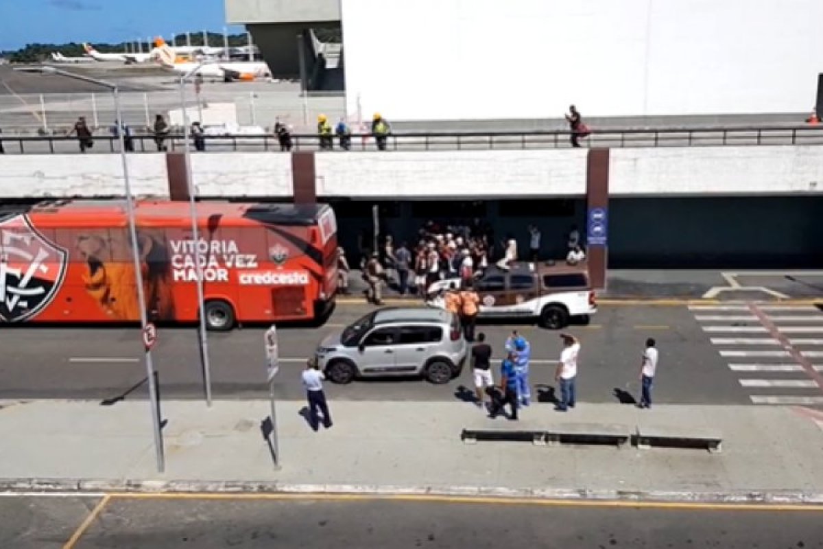 Torcedores do Vitória protestam na chegada do elenco rubro-negro ao Aeroporto